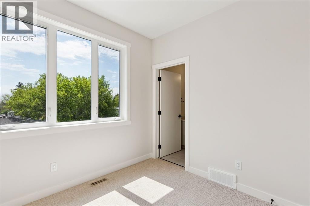 4307 30 Avenue SW — photo 14