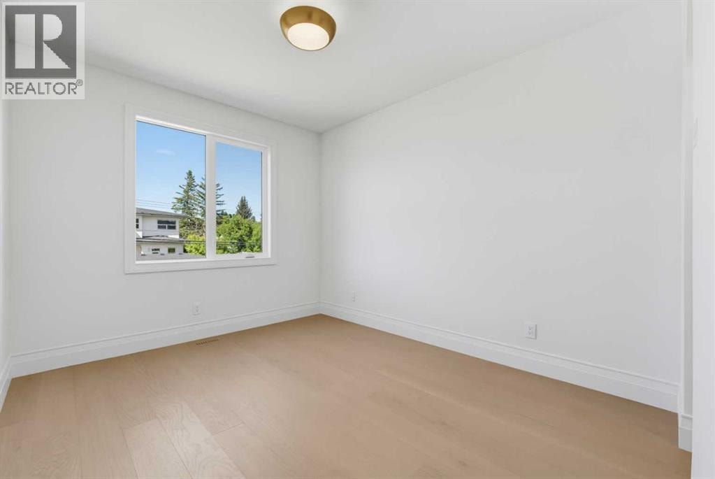 2032 52 Avenue SW — photo 20