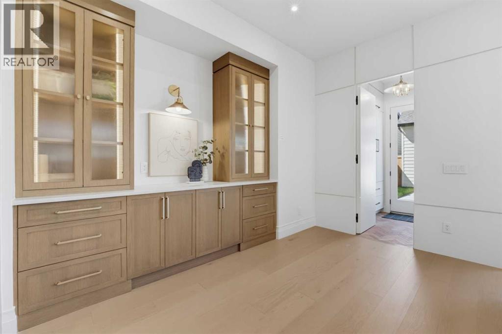 2032 52 Avenue SW — photo 10