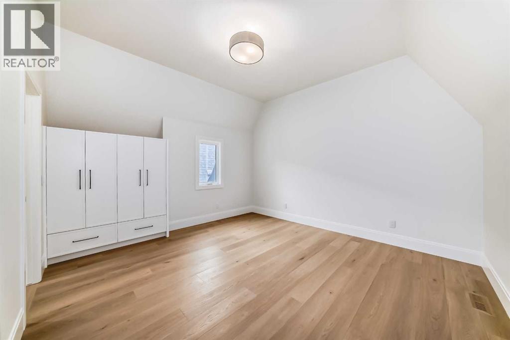 2034 52 Avenue SW — photo 24