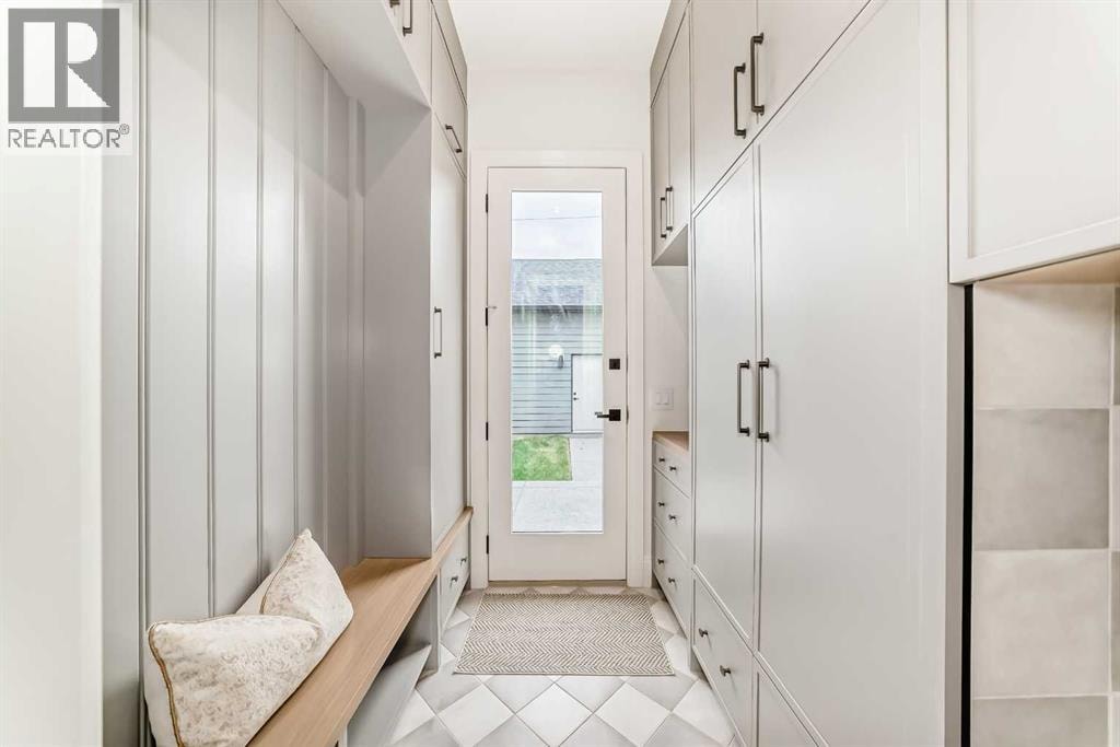 2034 52 Avenue SW — photo 16