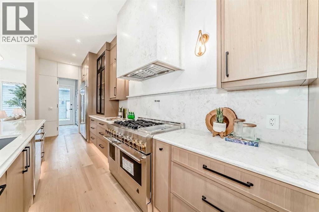 2034 52 Avenue SW — photo 4