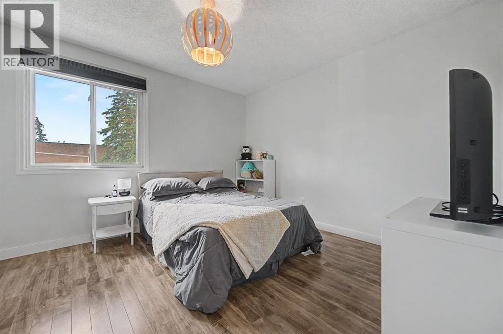 4405 33 Avenue SW — photo 14