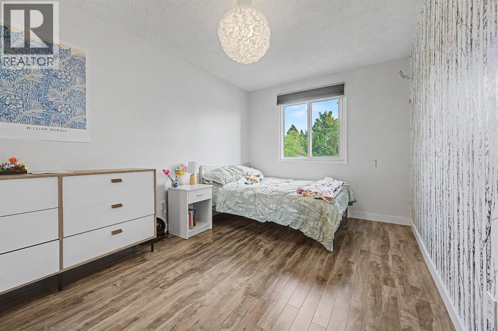 4405 33 Avenue SW — photo 18