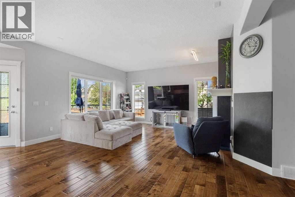 23 Strathlea Crescent SW — photo 4