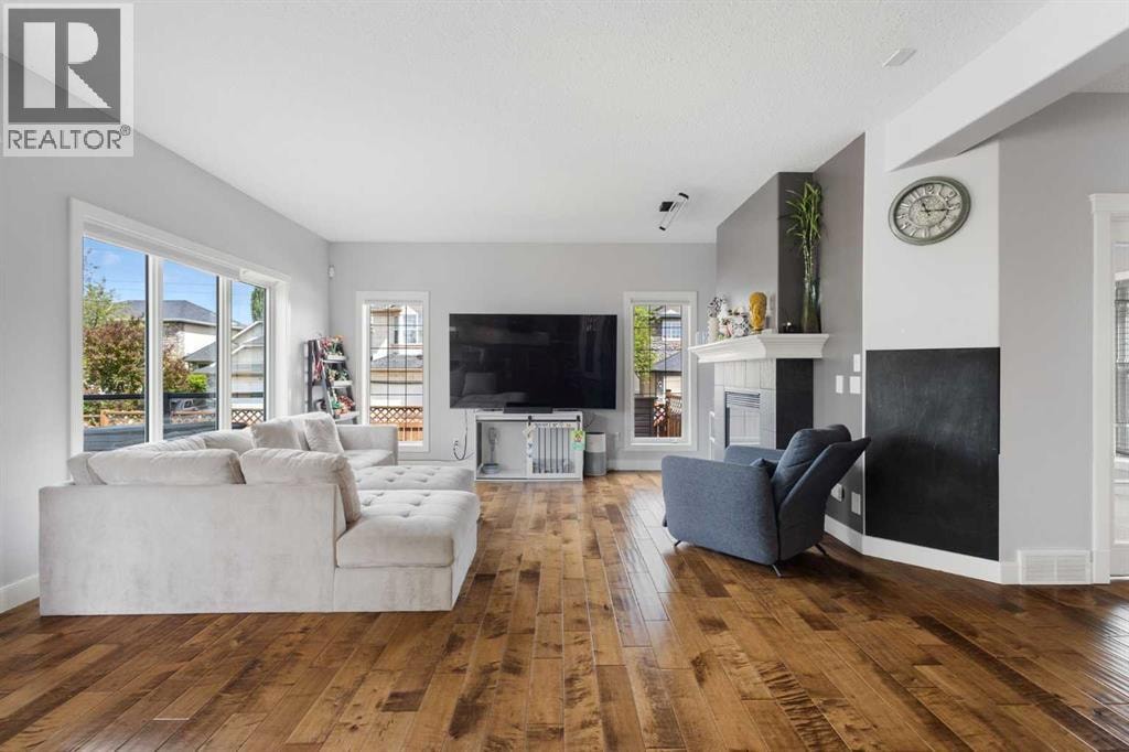23 Strathlea Crescent SW — photo 3
