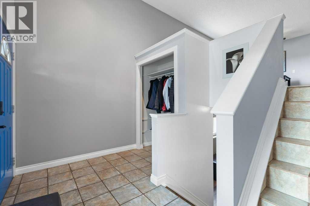 202 Willowbrook Close NW — photo 5