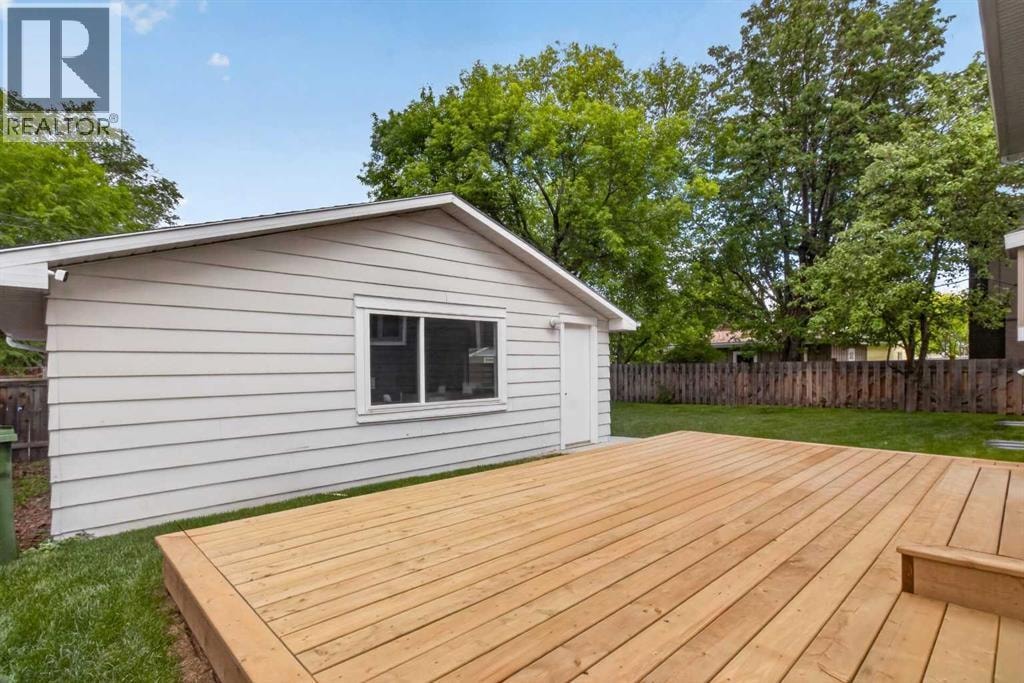 928 Maplecroft Road SE — photo 39