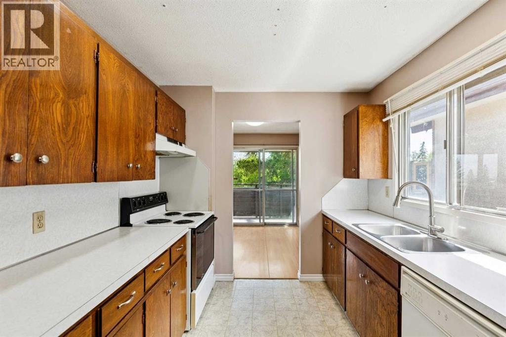 7833 Hunterquay Road NW — photo 2