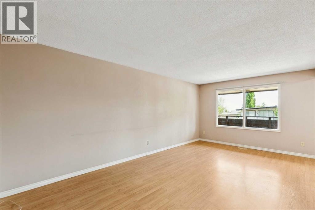 7833 Hunterquay Road NW — photo 3