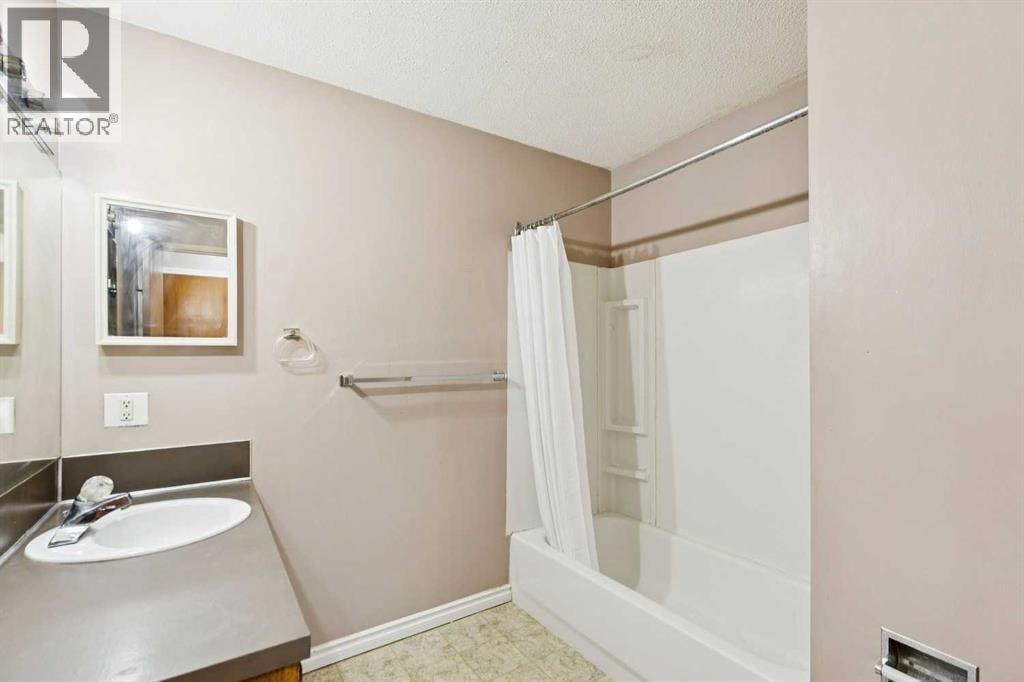 7833 Hunterquay Road NW — photo 8