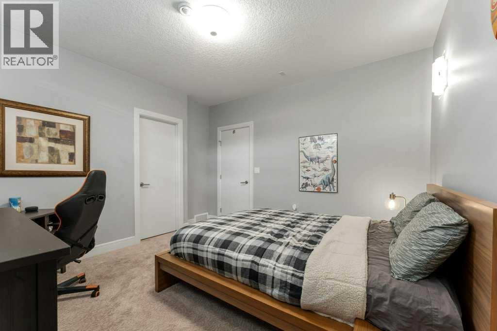 1939 26 Avenue SW — photo 39