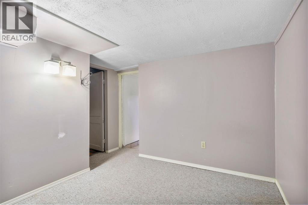 1404 18 Avenue NW — photo 35
