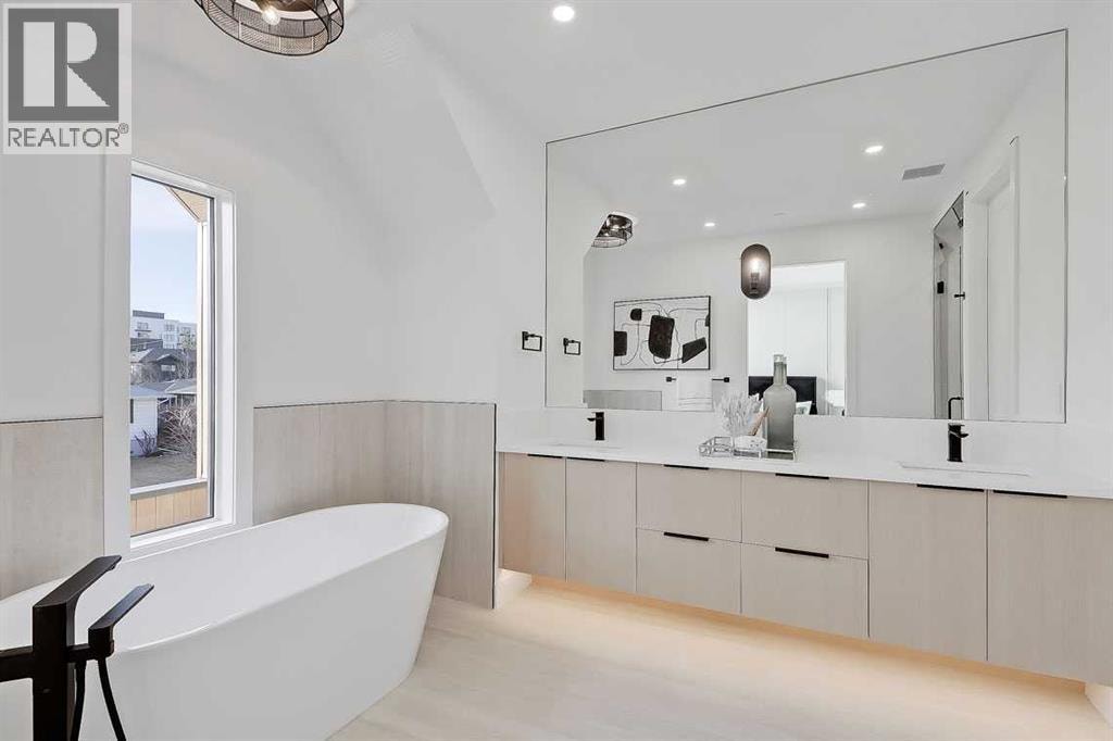 2216 35 Street SW — photo 32