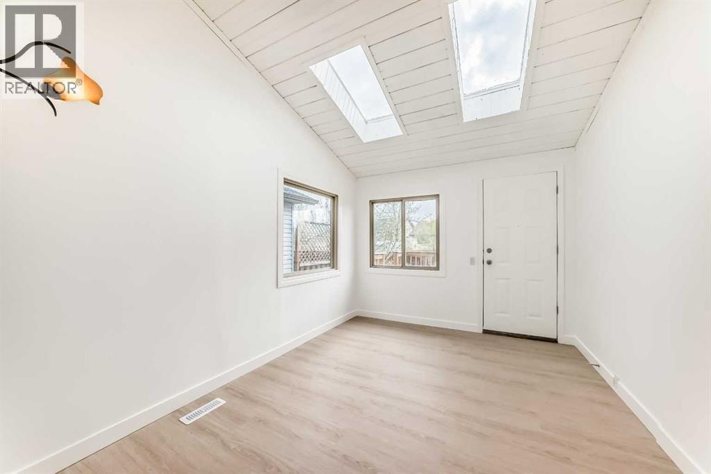 4327 38 Street NE — photo 17
