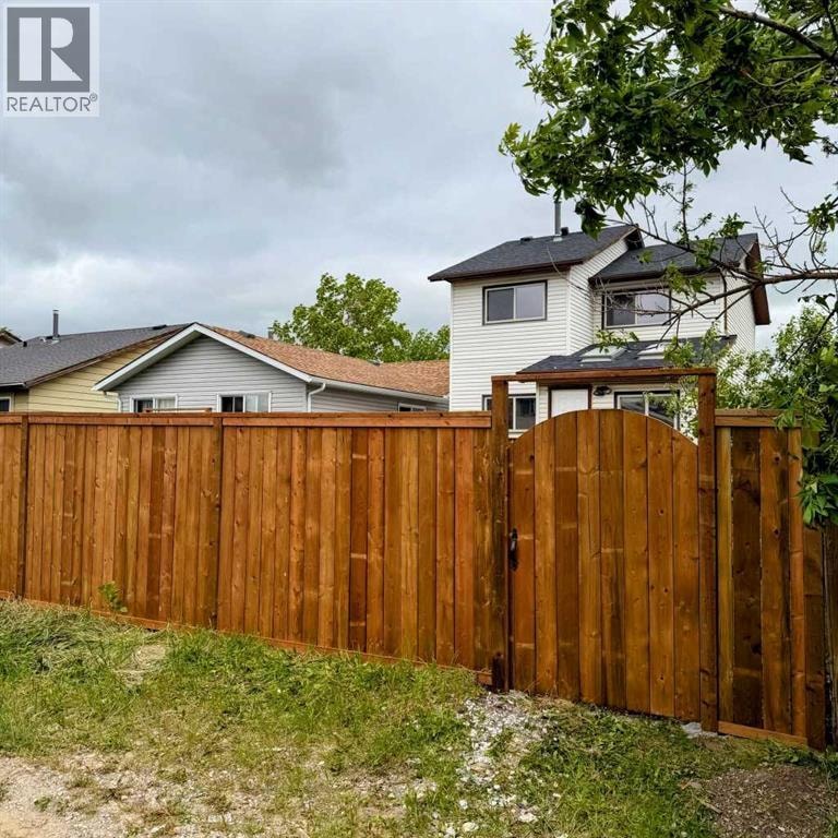 4327 38 Street NE — photo 39