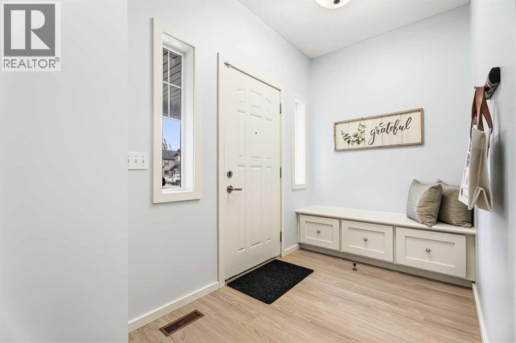 1198 Kingston Crescent SE — photo 5