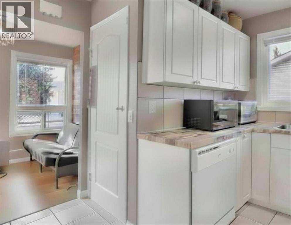 1004 Penrith Crescent SE — photo 4
