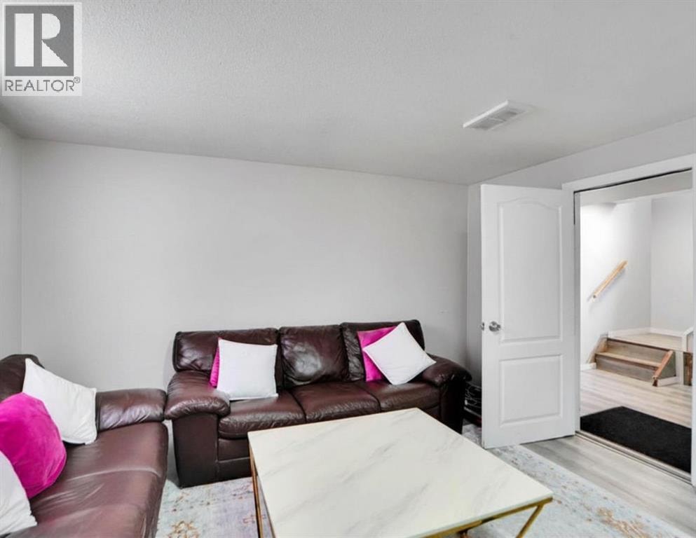 1004 Penrith Crescent SE — photo 25
