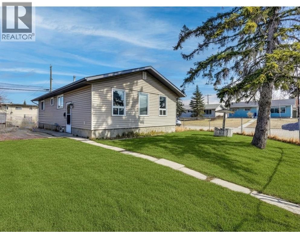 1004 Penrith Crescent SE — photo 2