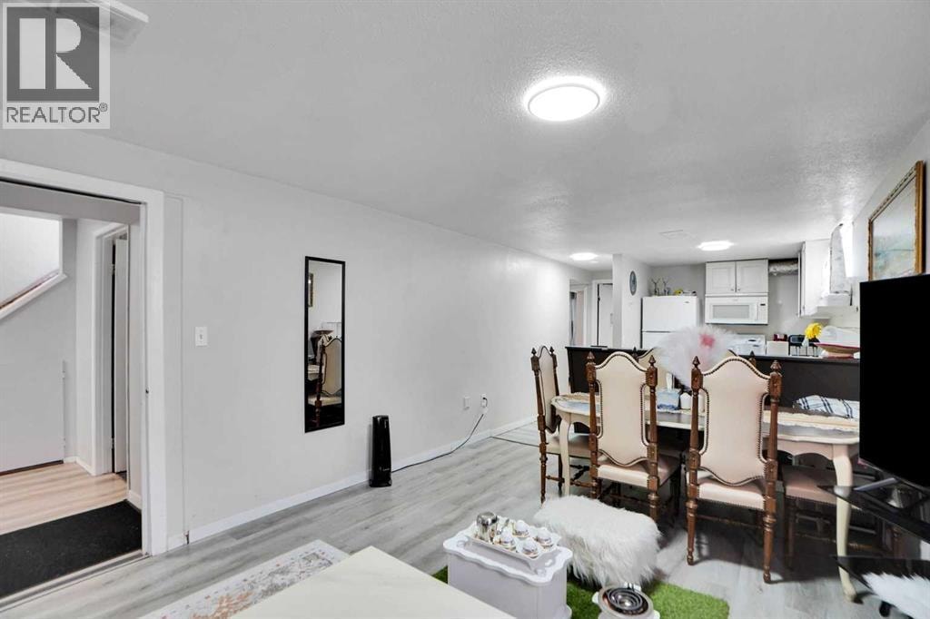 1004 Penrith Crescent SE — photo 15