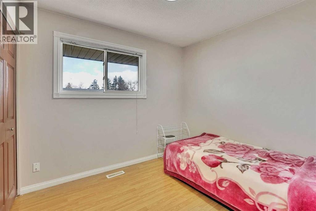 1004 Penrith Crescent SE — photo 9
