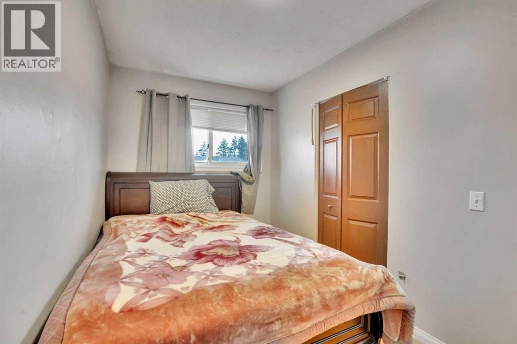 1004 Penrith Crescent SE — photo 12