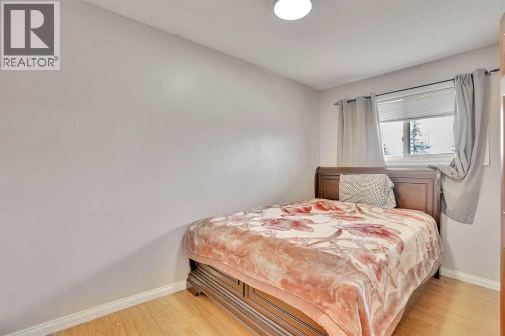 1004 Penrith Crescent SE — photo 11