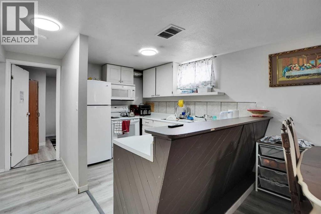 1004 Penrith Crescent SE — photo 16