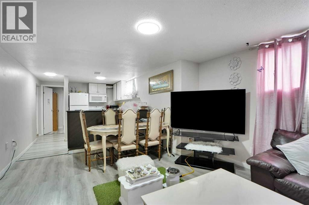 1004 Penrith Crescent SE — photo 14
