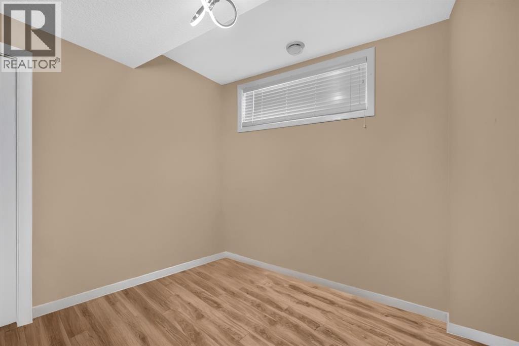 1182 Kingston Crescent SE — photo 39