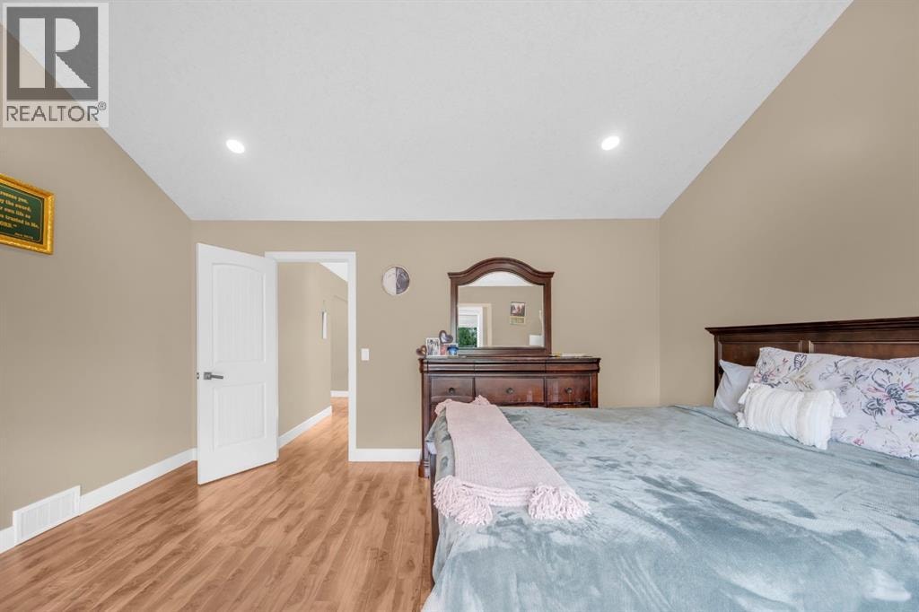 1182 Kingston Crescent SE — photo 31