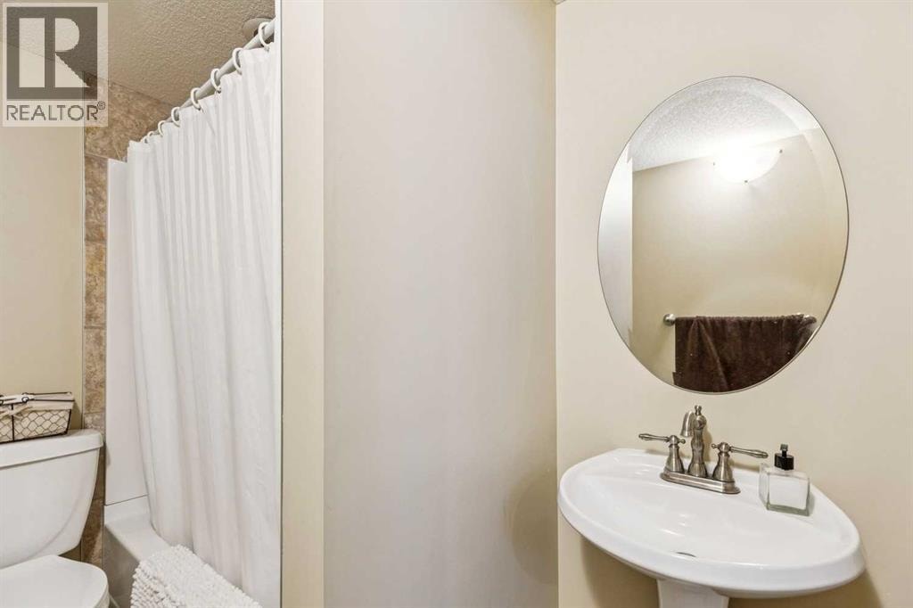 446 18 Avenue NE — photo 34