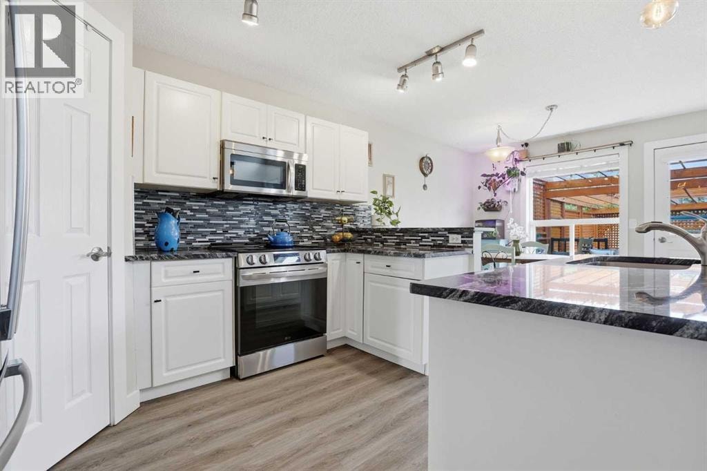 121 Canoe Square SW — photo 12