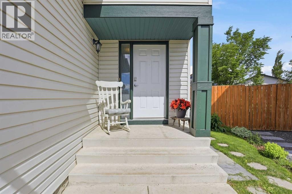 121 Canoe Square SW — photo 4