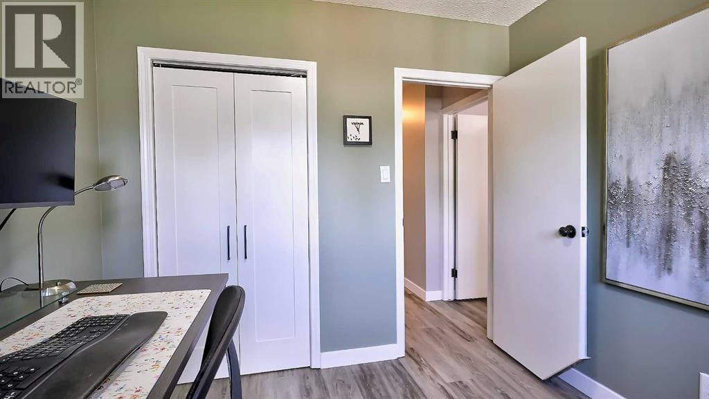 2037 50 Avenue SW — photo 25