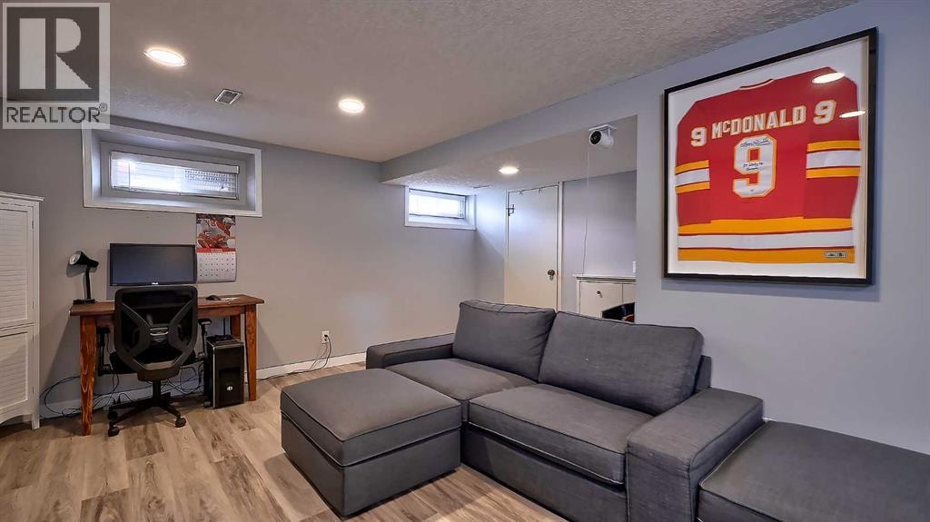2037 50 Avenue SW — photo 28