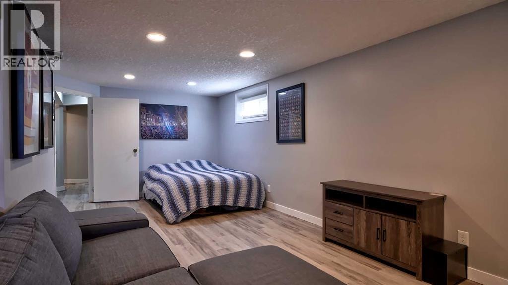 2037 50 Avenue SW — photo 30