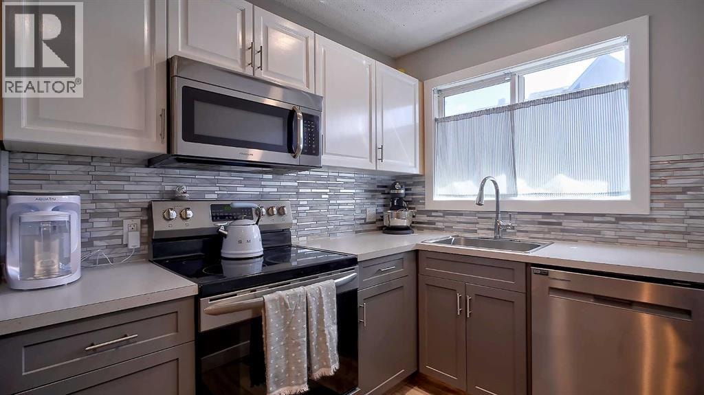 2037 50 Avenue SW — photo 11