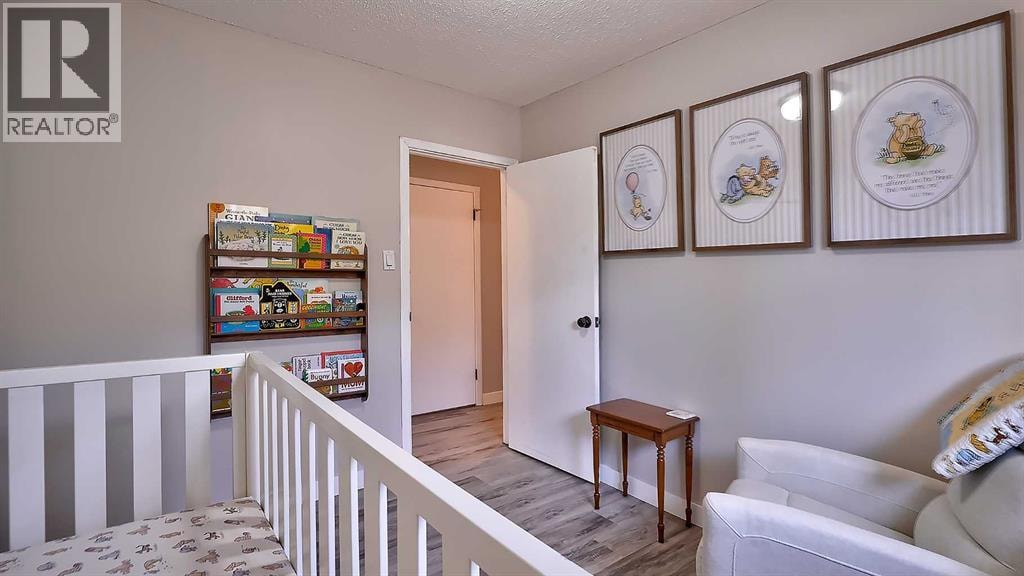 2037 50 Avenue SW — photo 17