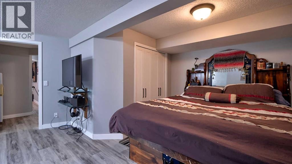 2037 50 Avenue SW — photo 34