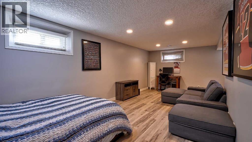 2037 50 Avenue SW — photo 27