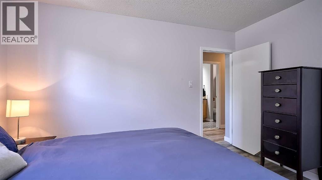2037 50 Avenue SW — photo 20