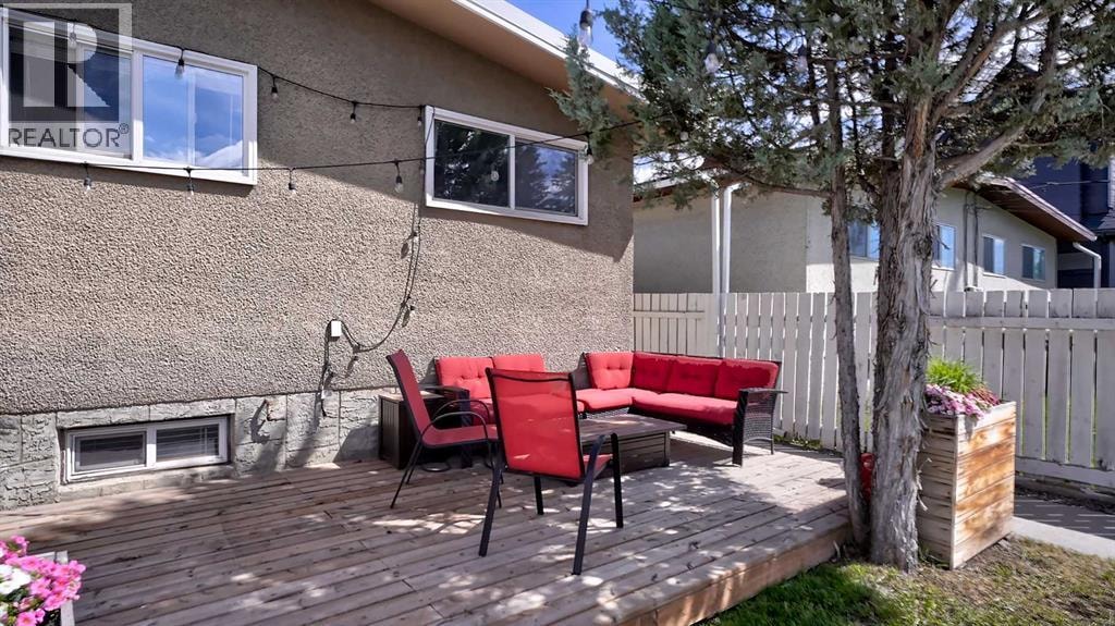 2037 50 Avenue SW — photo 39