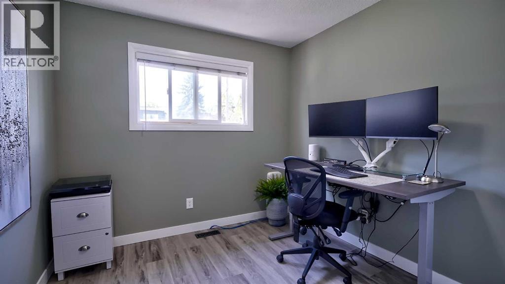 2037 50 Avenue SW — photo 22