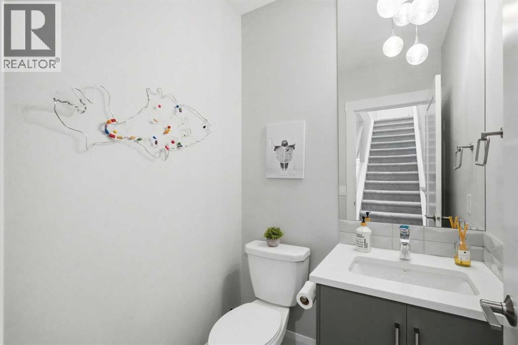 425 23 Avenue NE — photo 15
