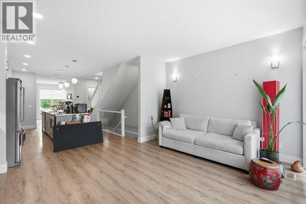 425 23 Avenue NE — photo 8