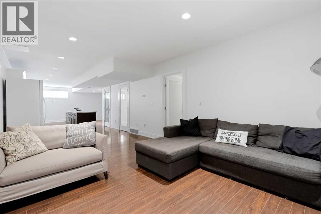 2040 31 Avenue SW — photo 43