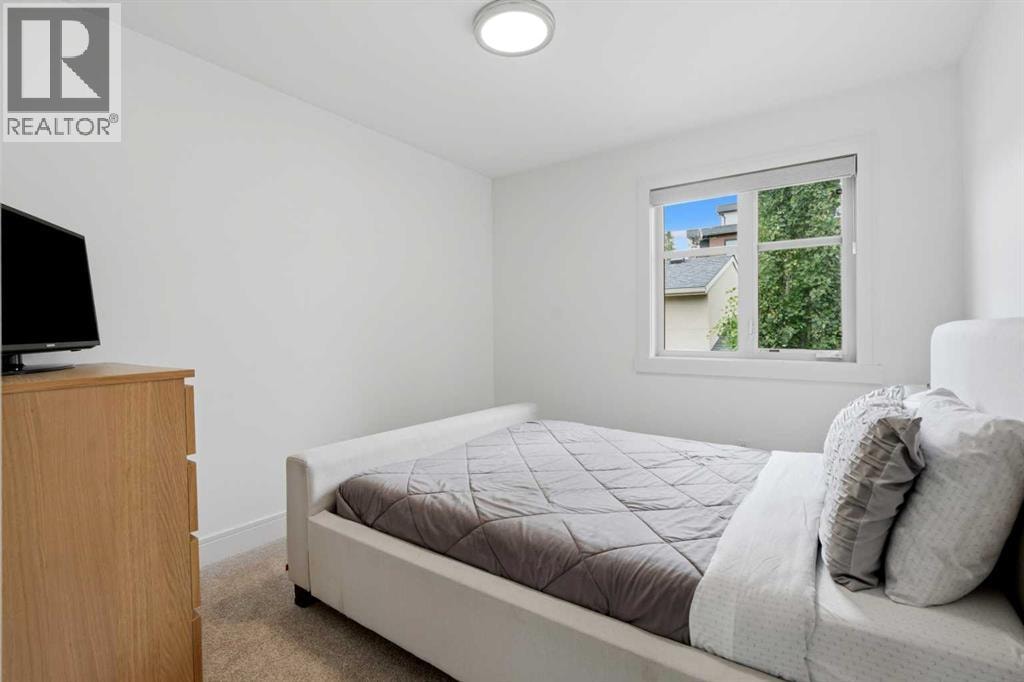 2040 31 Avenue SW — photo 33