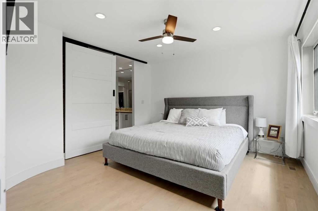 2040 31 Avenue SW — photo 25